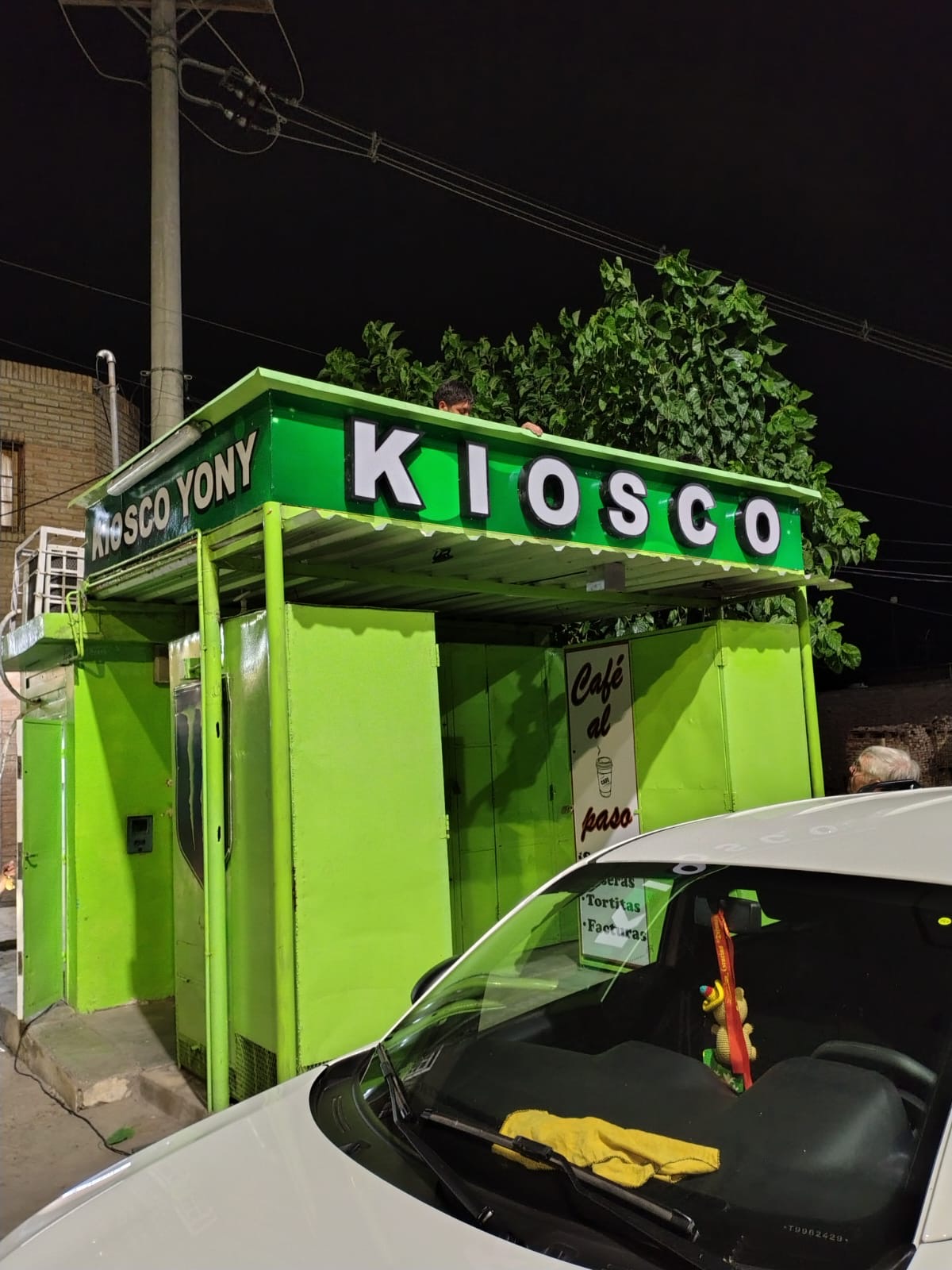 Fachada con letras corpóreas luminosas instalada por GyC Gráfica en San Juan