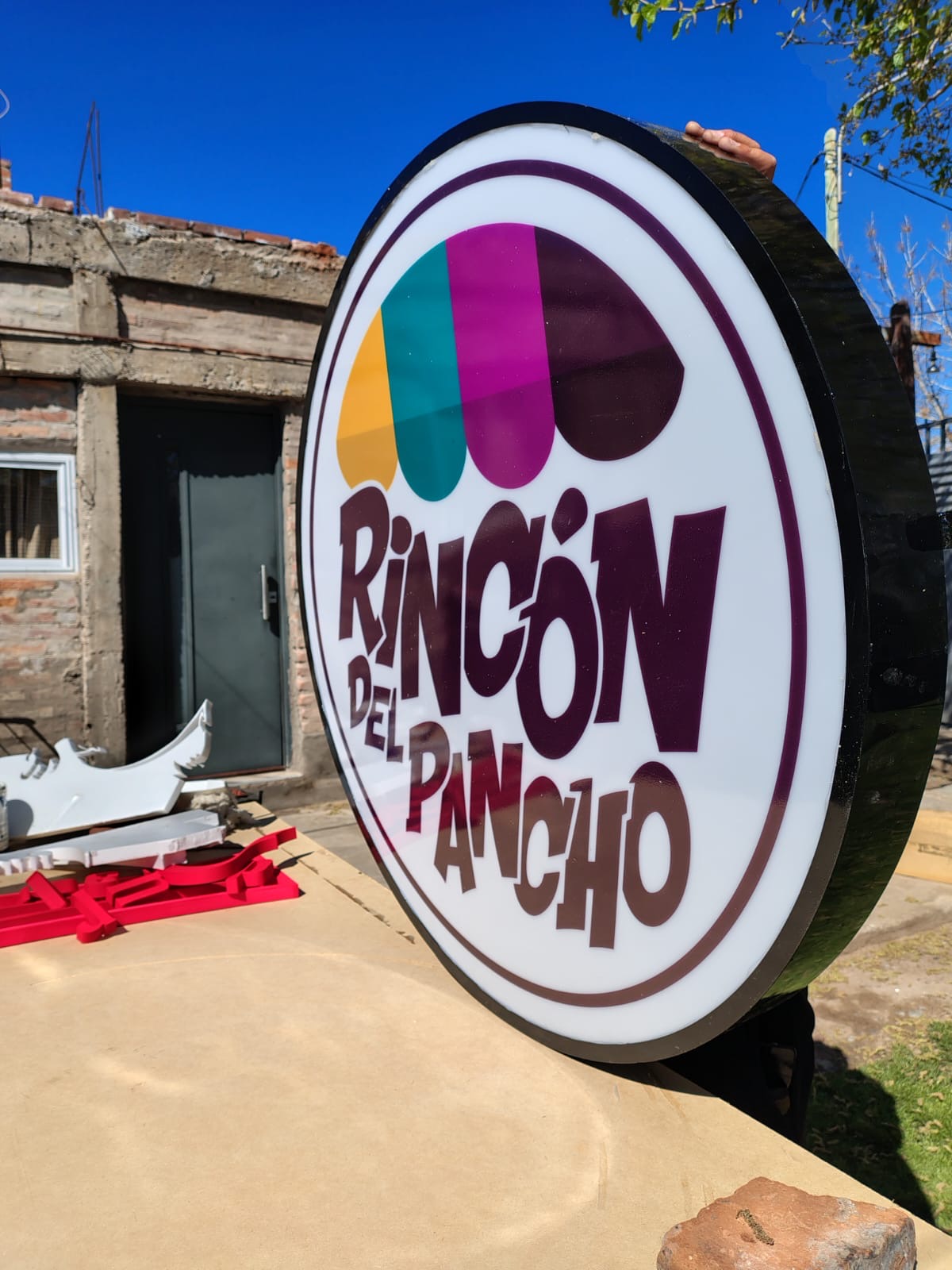 Letra corpórea con iluminación LED fabricada por GyC Gráfica